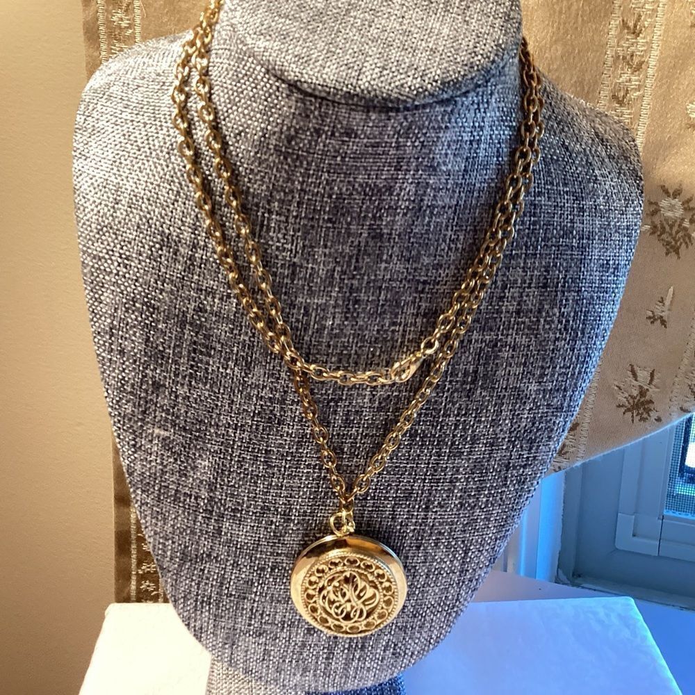 Elegant Goldtone Pendant Necklace